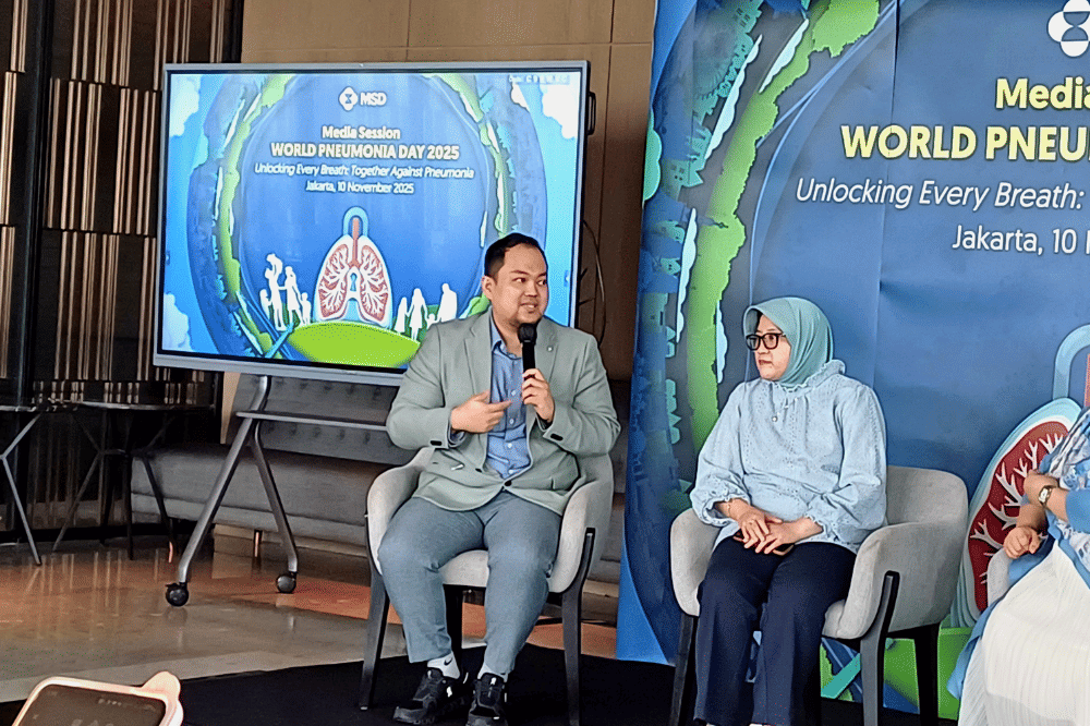 dr. Amrilmaen Badawi, MBiomedSc saat menyampaikan materi mengenai pneumonia