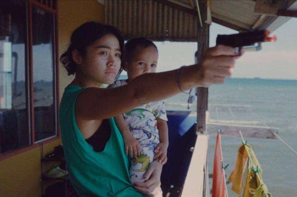 5 Fakta Kisah Cinta dalam Video Klip 'Letdown' Hindia 5