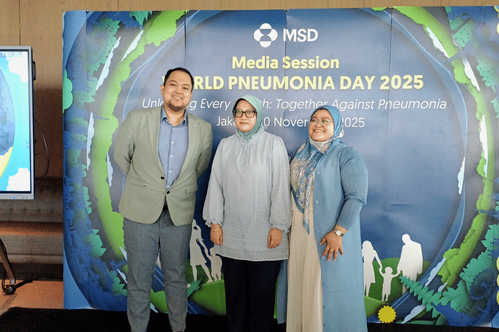 Ketiga dokter sebagai narasumber diperingatan Hari Pneumonia Sedunia 2025 di Jakarta