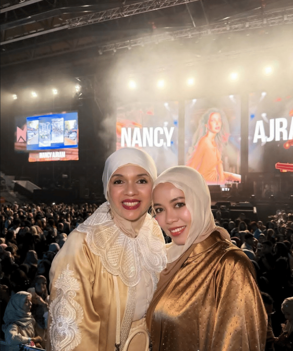 6 Gaya Para Artis saat Nonton Konser Nancy Ajram di Jakarta.png