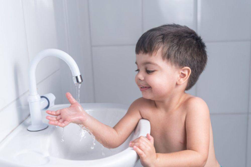 ilustrasi anak mandi