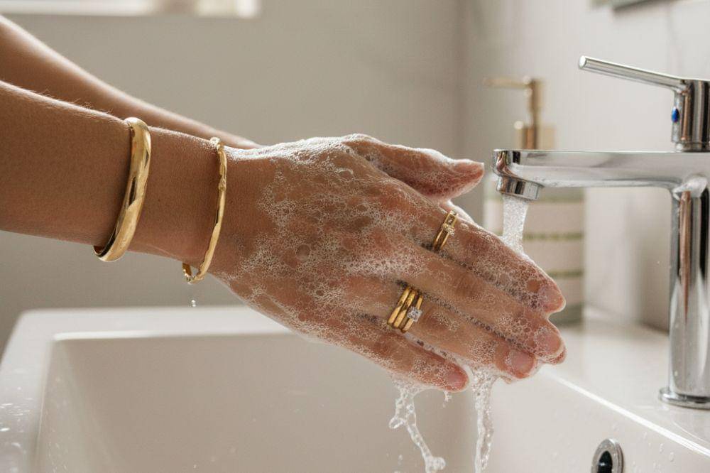 Cara Merawat Emas Perhiasan agar Tetap Berkilau dan Tahan Lama