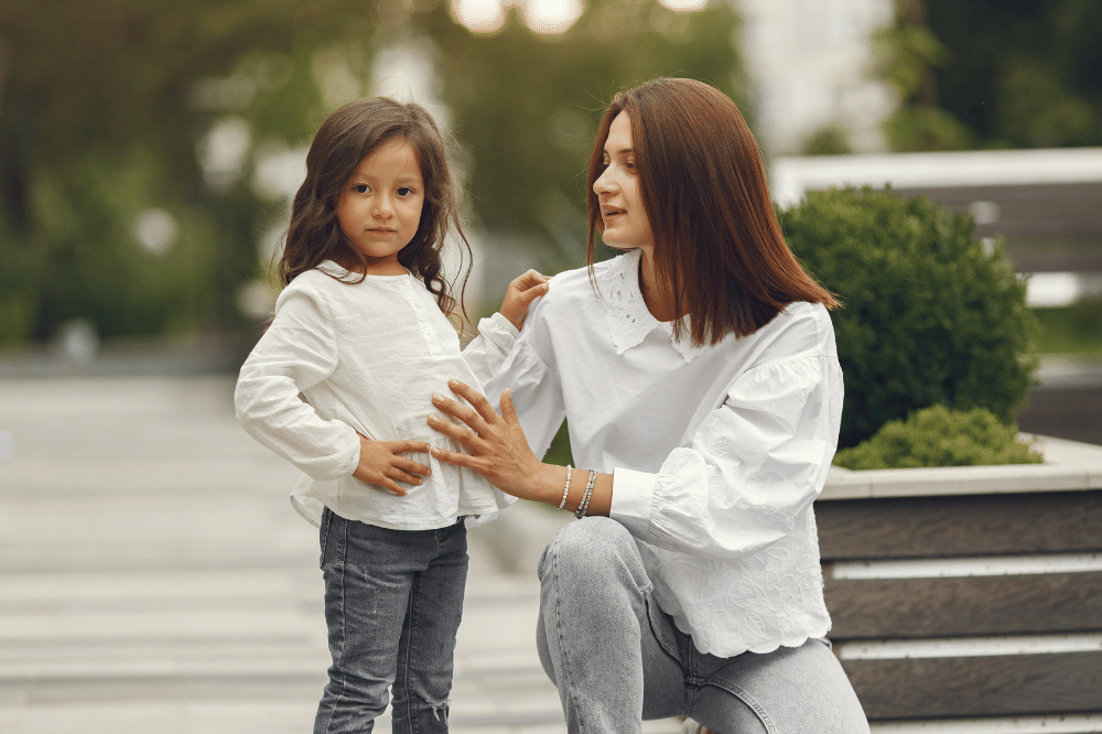 Mama terlihat menenangkan dan mengajak bicara anak perempuannya