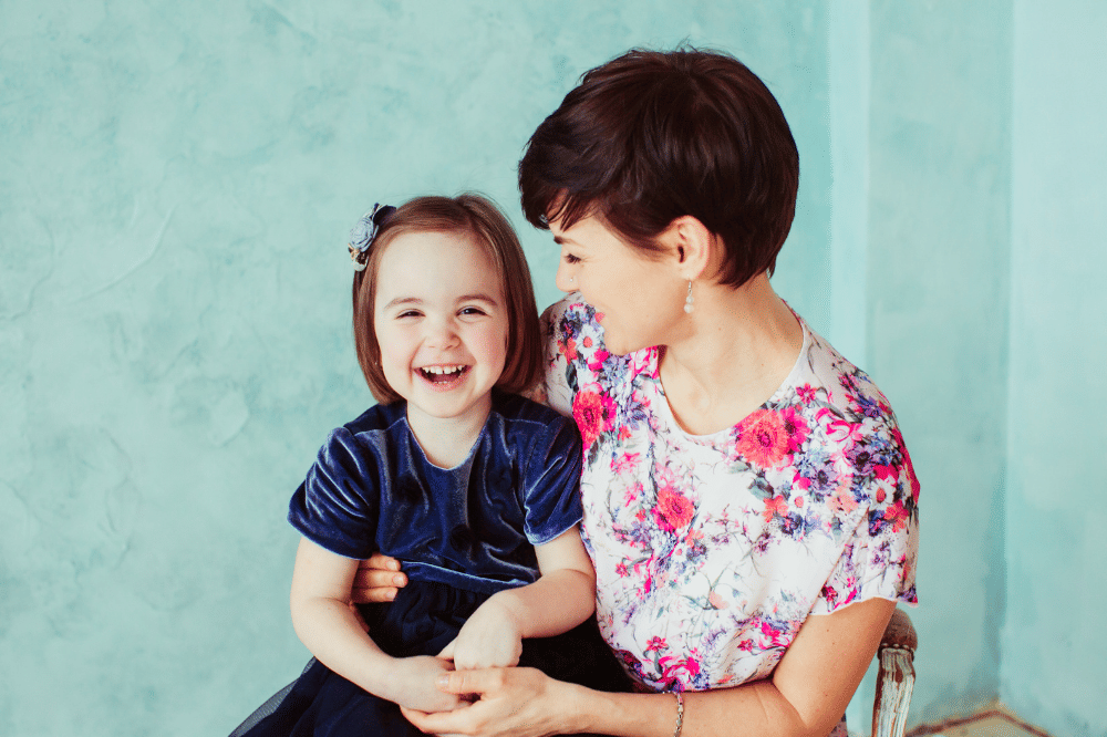 Mama menatap anak perempuan yang sedang dipangku