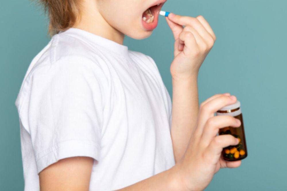 ilustrasi anak minum vitamin