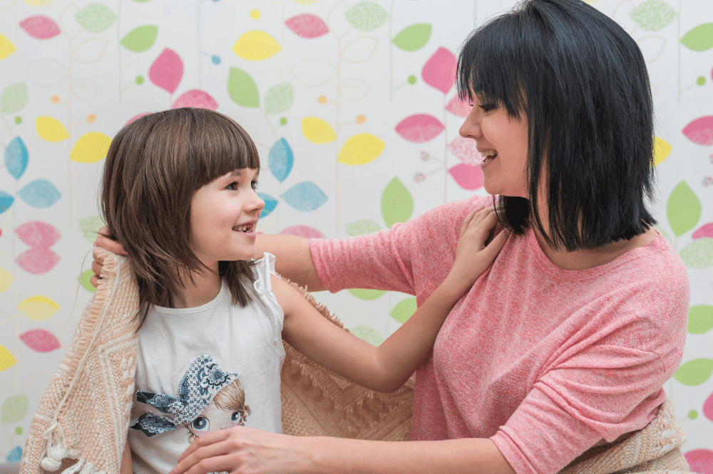 Anak perempuan sedang duduk bersama Mama