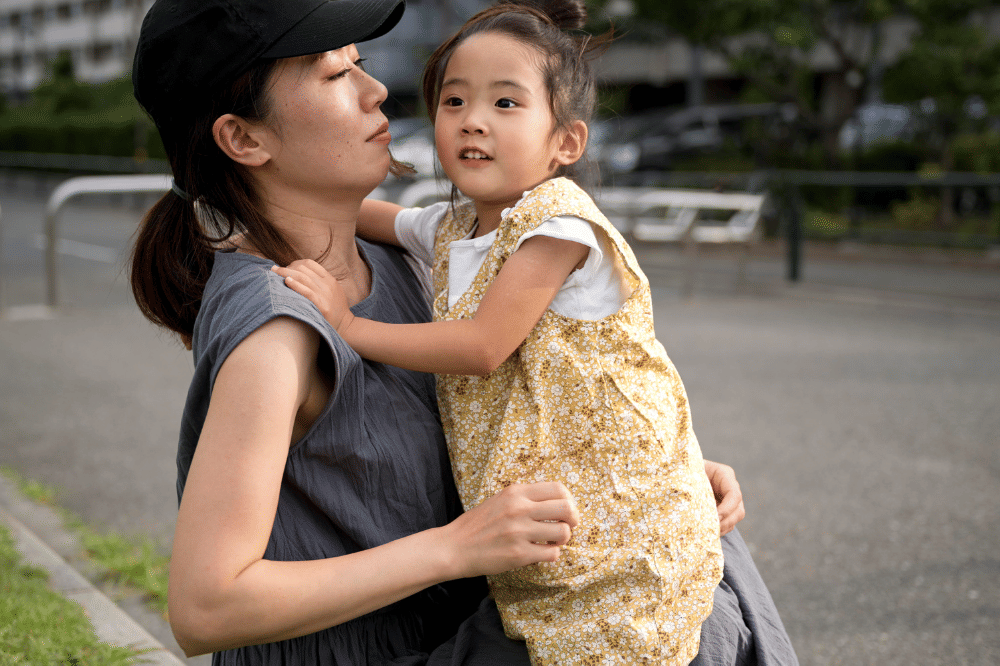 Mama sedang menggendong anak perempuan