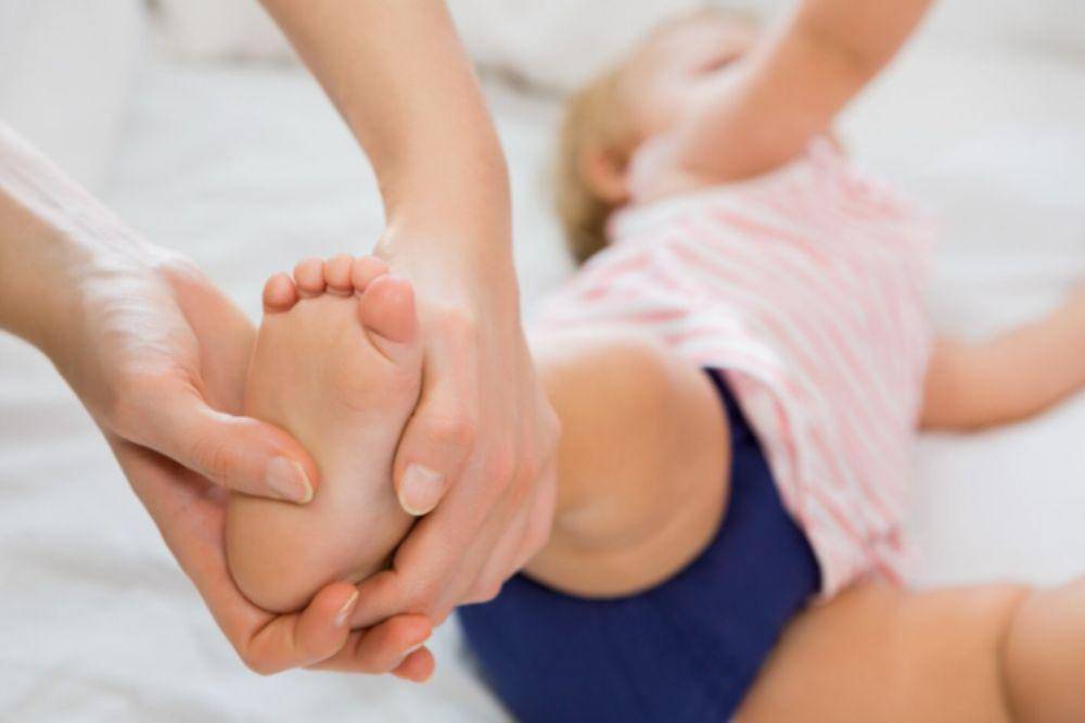 ilustrasi anak dipijat