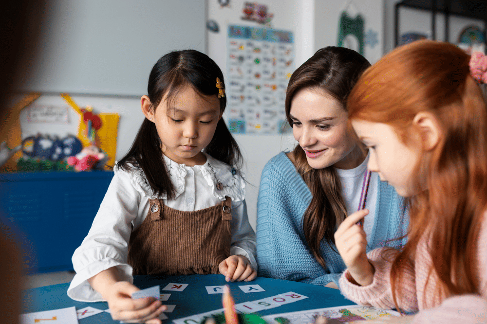 Guru sedang mengajar siswa-siswa