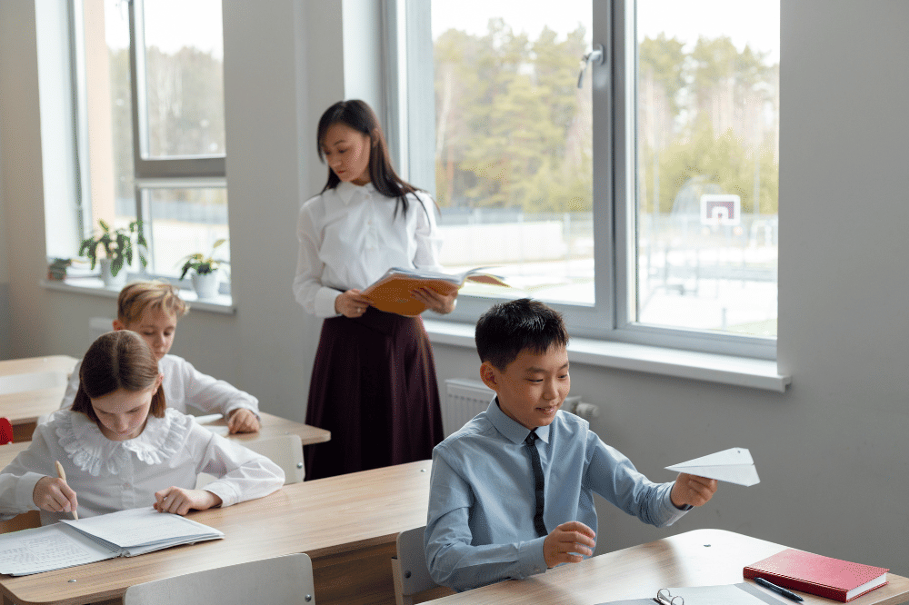 Guru sedang mengawasi siswa-siswa belajar