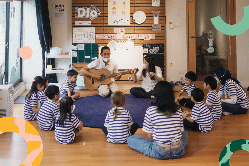 anak belajar sambil bermain di kelas