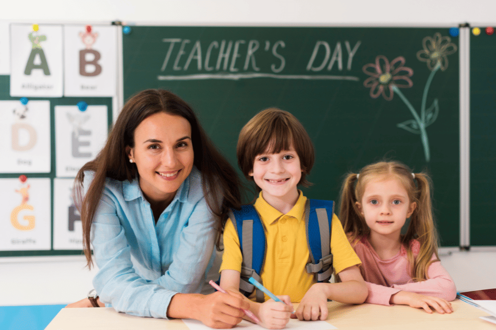 Seorang guru dan murid-muridnya tersenyum bahagia