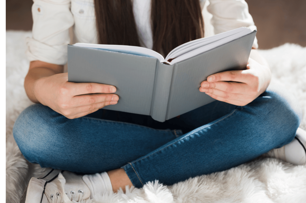 Seseorang sedang membaca buku