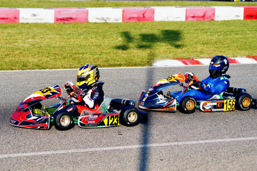 Darren membalap peserta lain