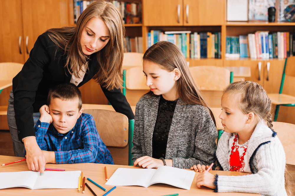 Seorang guru sedang mengajar anak berbagai usia