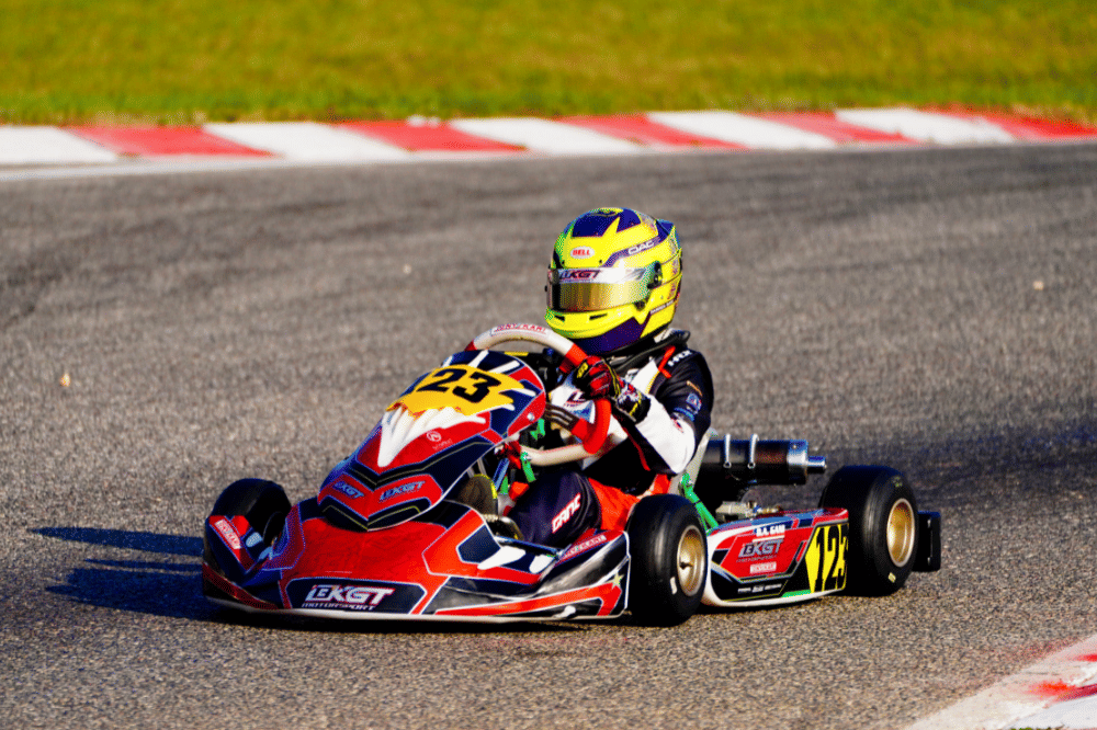 Darren sedang di arena balapan