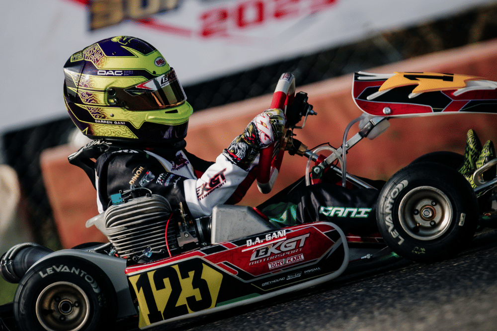 Darren Arthur Gani menggunakan atribut lengkap balapan dan berada diatas kart