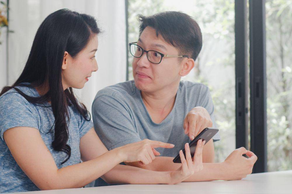 Tanda Pasangan Mulai Berselingkuh