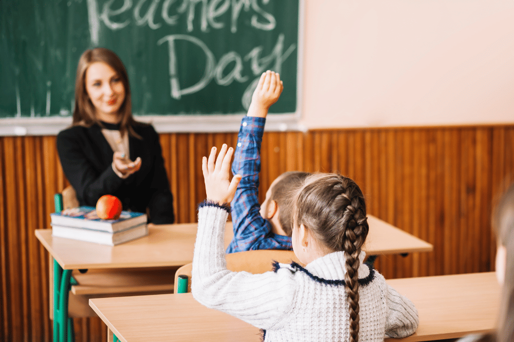 Suasana kelas denganmurid yang aktif di Hari Guru