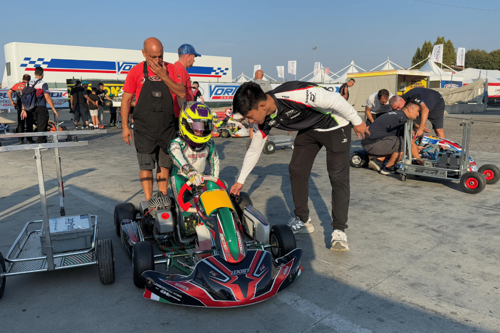 persiapan Darren memasuki arena balapan