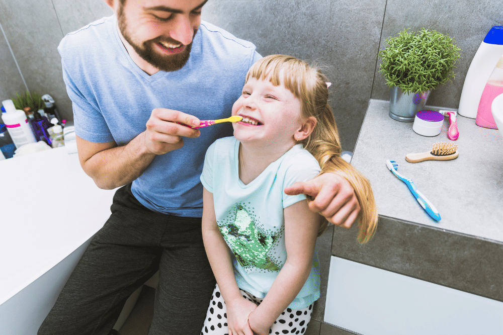 Papa terlihat membantu anak erempuannya menyikat gigi