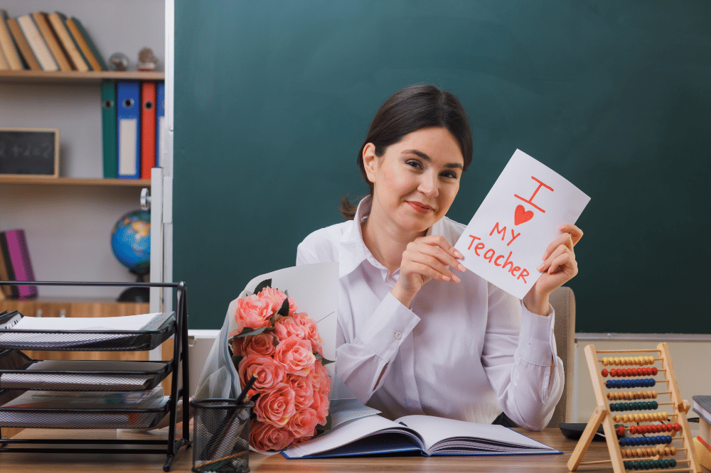 Seorang guru mendapatkan hadiah dan surat pada Hari Guru