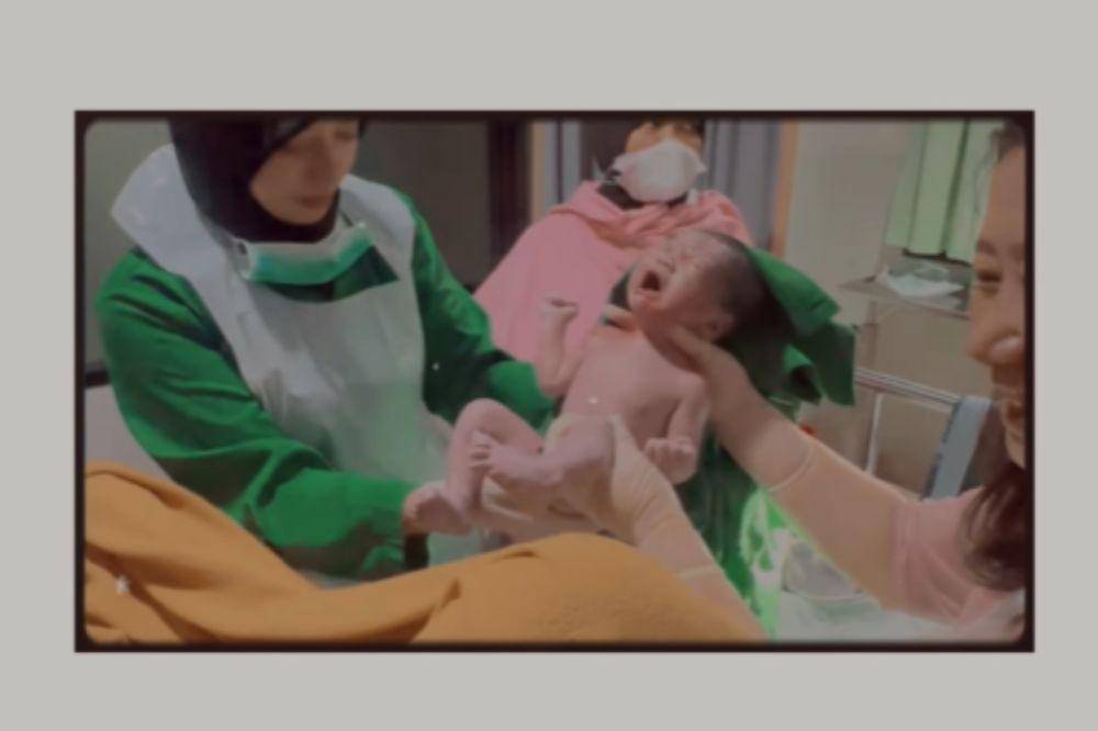 Momen Haru Evi Masamba Melahirkan Anak Ketiga secara Normal (3).jpg