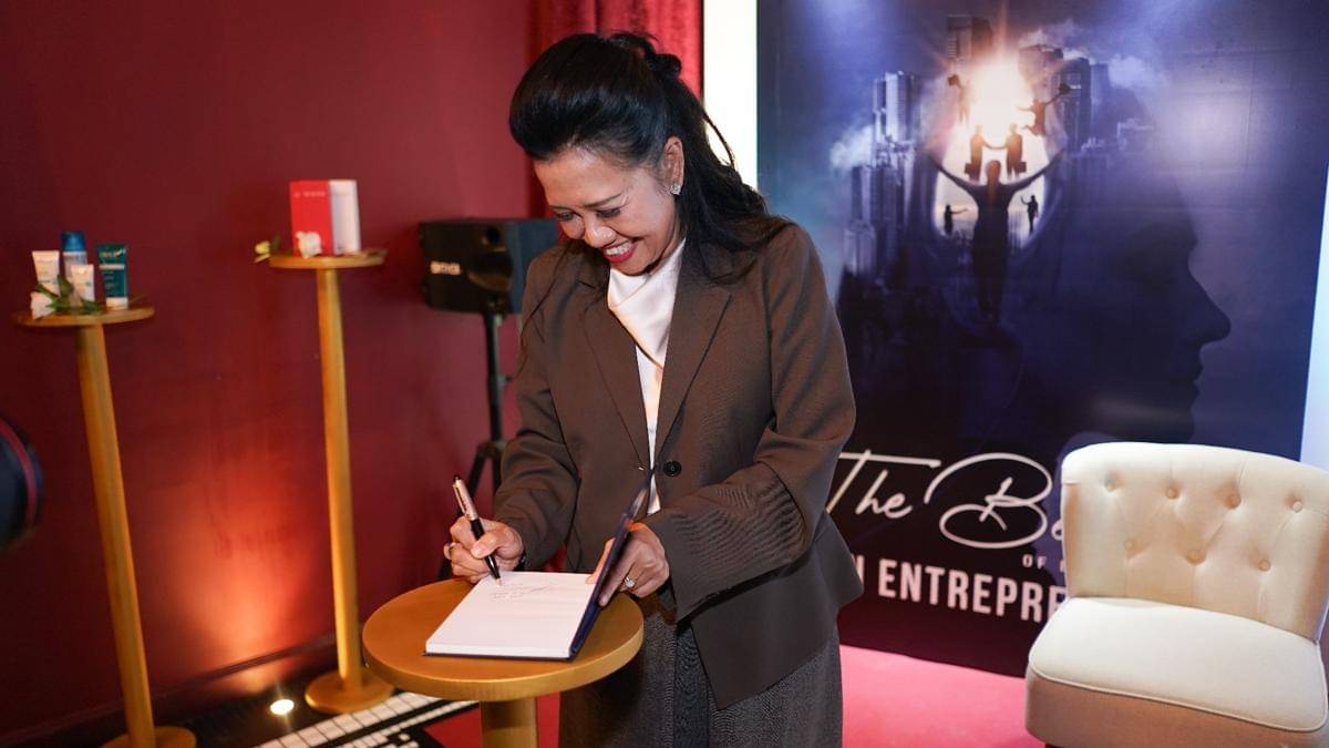 Penandatangan Buku Pertama sebagai penanda resminya buku ini diluncurkan.jpg