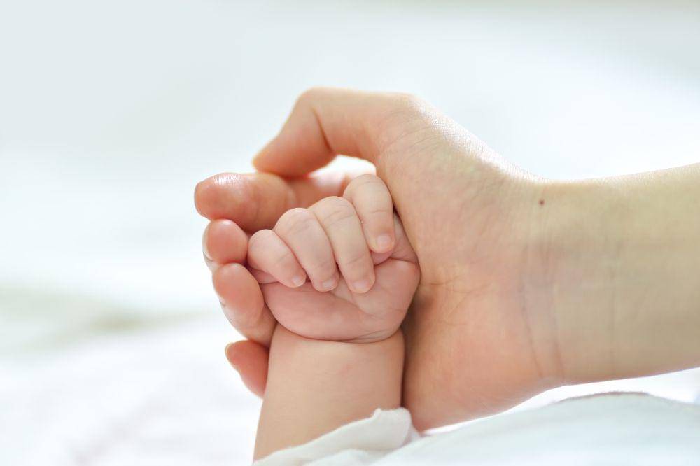 Seorang Ibu di Ternate Melahirkan di Atas Kapal Feri, Mengharukan!