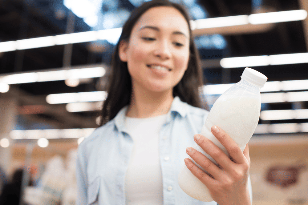 Mama membaca label kemasan