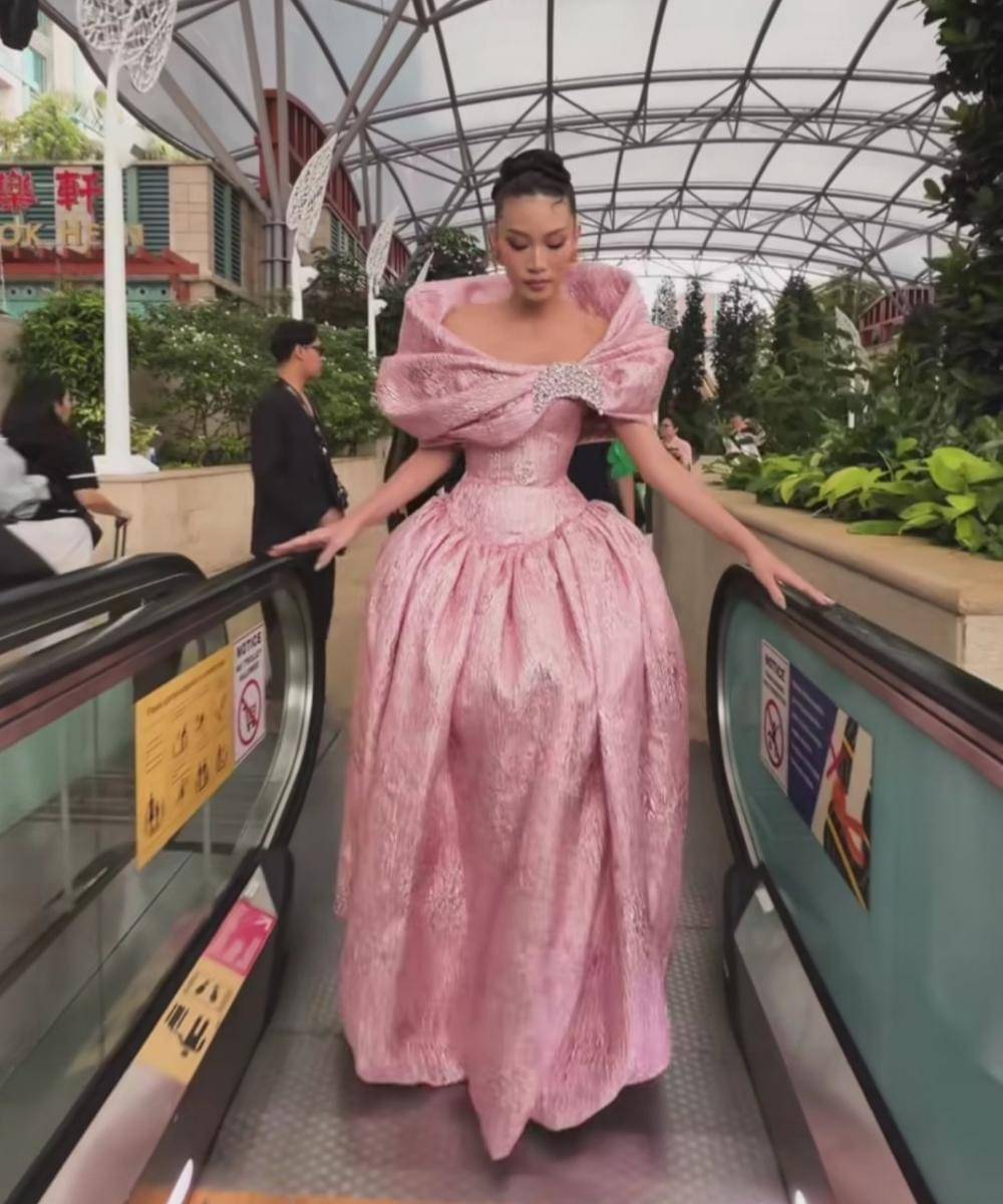 Potret Patricia Gouw Tampil Stunning di Premiere Wicked Singapore (2).jpg