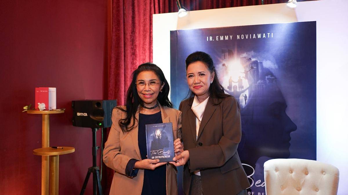 Penyerahan Buku Pertama kepada Dr. dr. Irene Sakura Rini, MARS, SpBP- RZ ( K ) ( Casalovina Clinic ).jpg