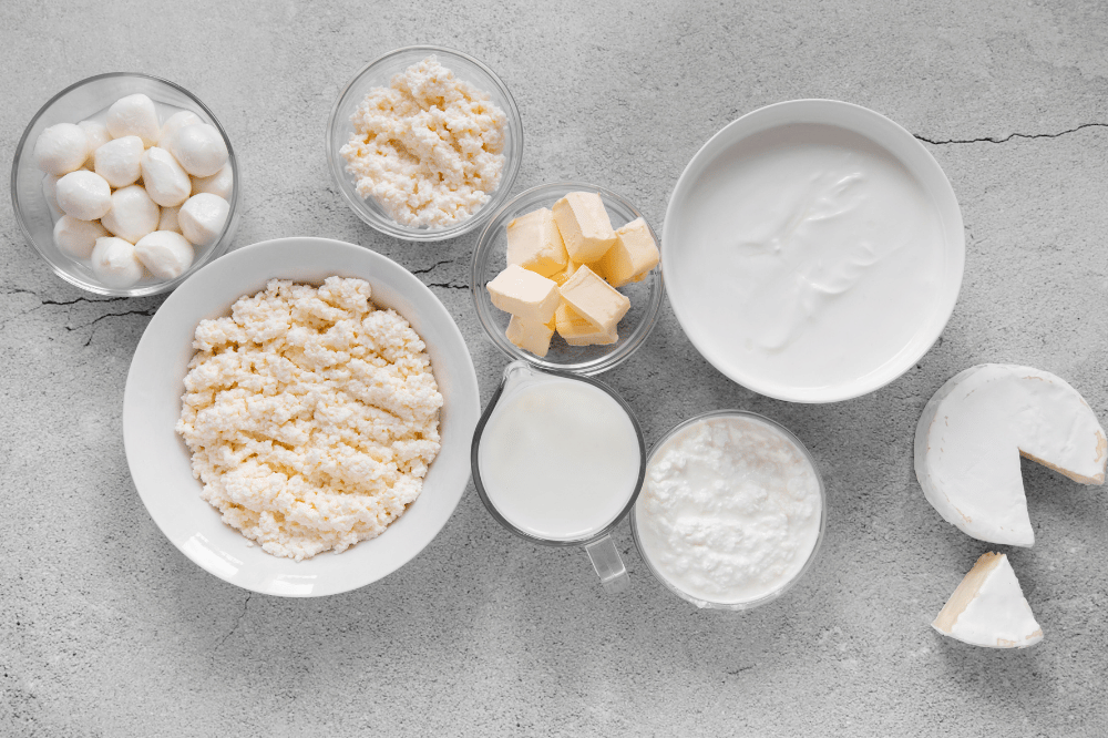 Makanan yang mengandung kalsium, seperti yoghurt, susu, dan keju