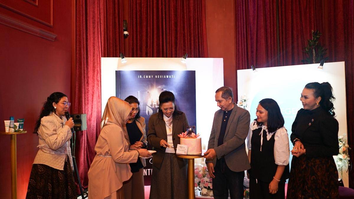 Suasana Hangat pemotongan kue, dimana acara launching buku The Beauty of Being Entepreneur ini bertepatan dengan hari ulang tahun Ir Emmy Noviawati.jpg