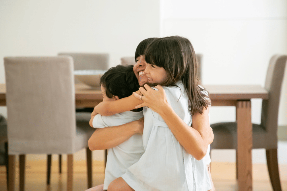 Kedua anak tersebut dan Mama saling berpelukan erat