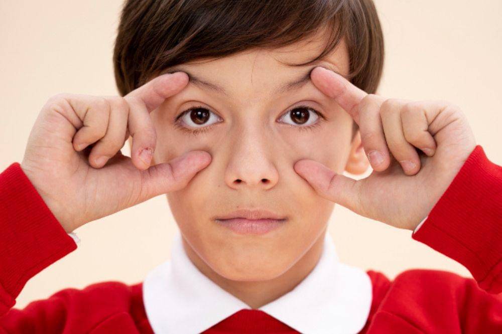 ilustrasi mata juling anak