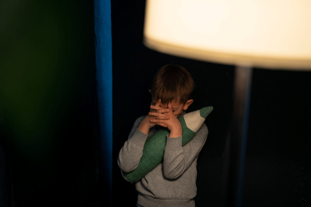 Anak laki-laki terlihat takut dengan gelap