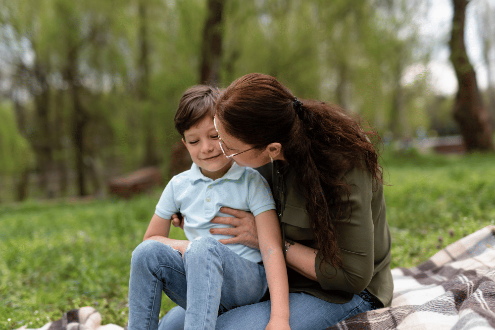 Mama sedang mengajak anak laki-laki berbicara di alam bebas