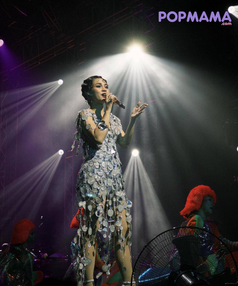 Gaya Andien saat Konser Suarasmara 10.jpg