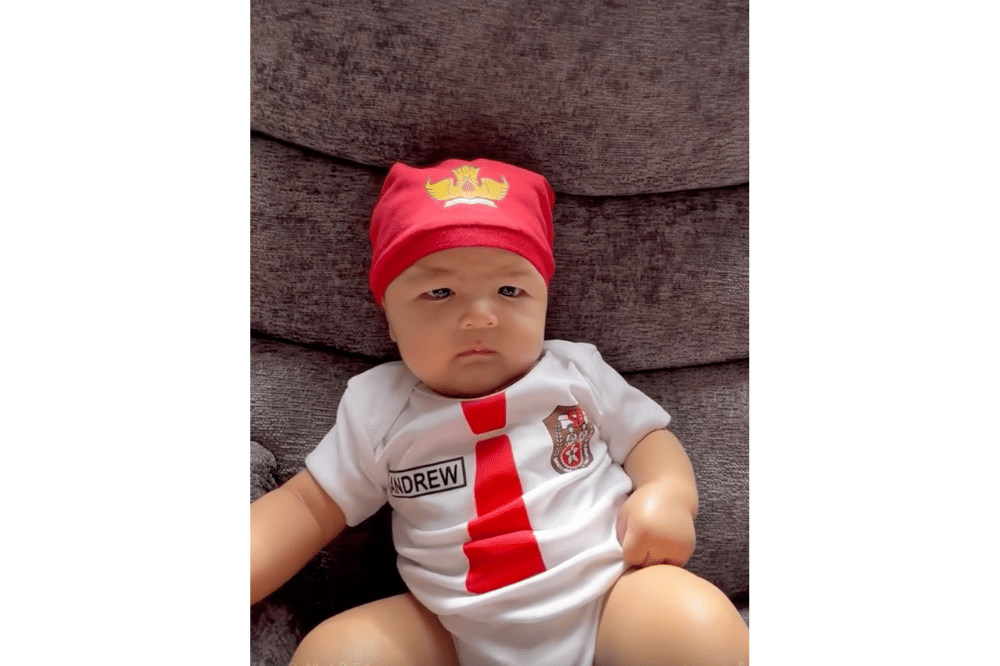 Potret Baby Andrew Anak Erika Carlina Pakai Seragam Sekolah 3.png