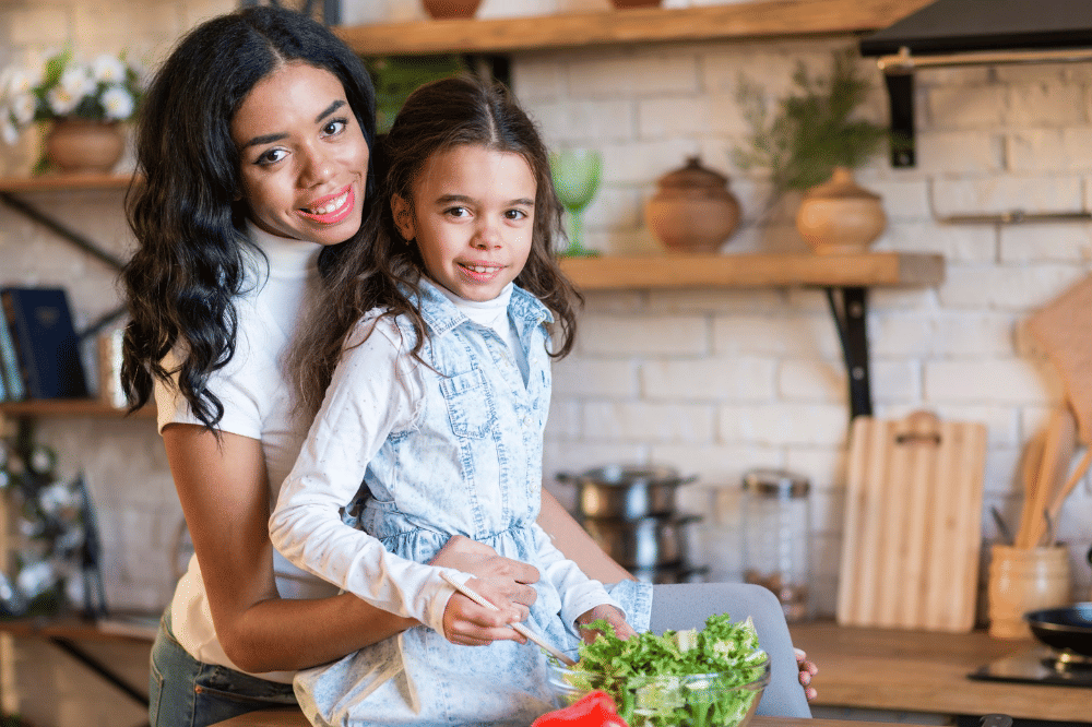 Mama sedang mengajari anak perempuan memasak