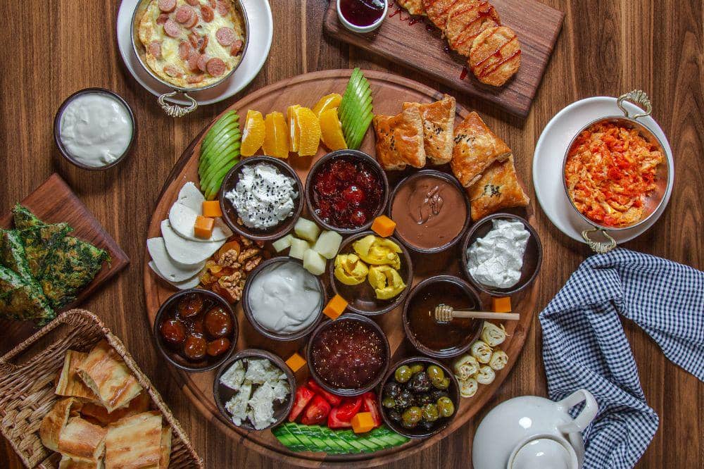 10 Tempat Brunch Terdekat di Seminyak, Bikin Liburan Makin Nikmat.jpg