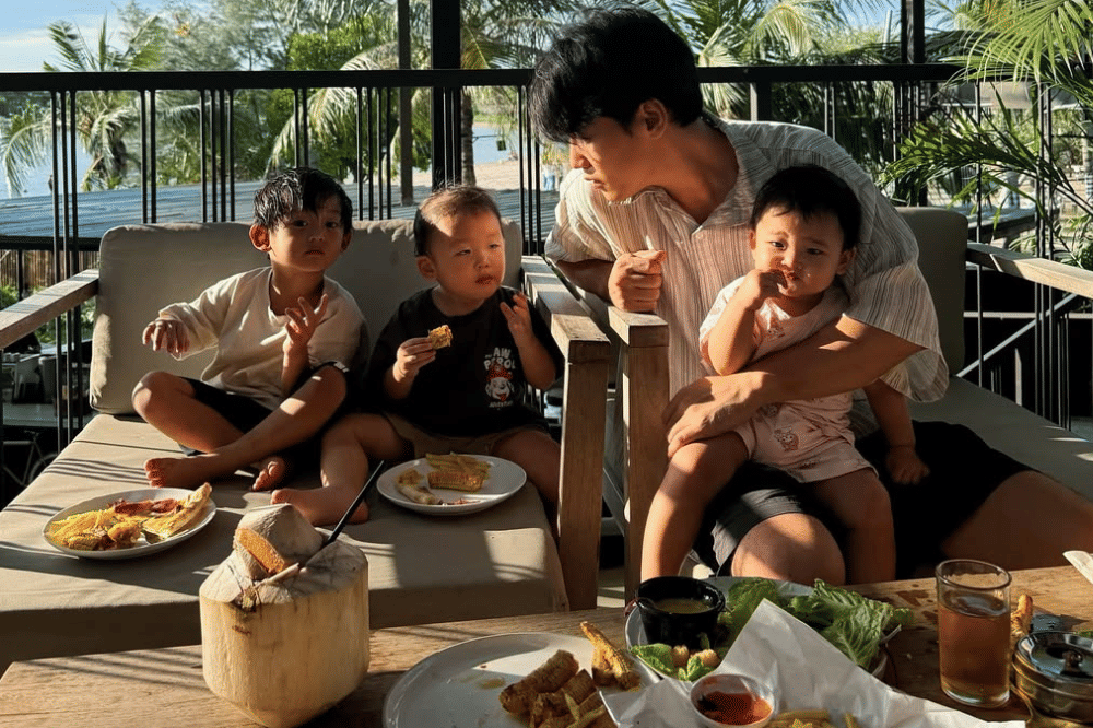 Ddaehoon dan anak-anak sedang makan