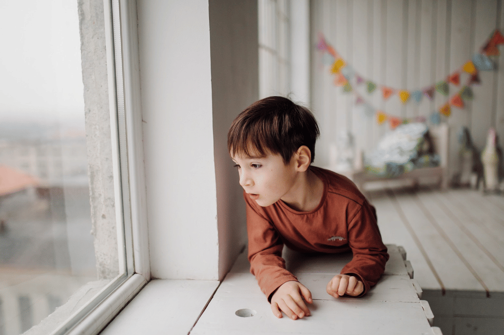 Anak laki-laki terlihat penasaran tapi tidak mencoba mencari tahu
