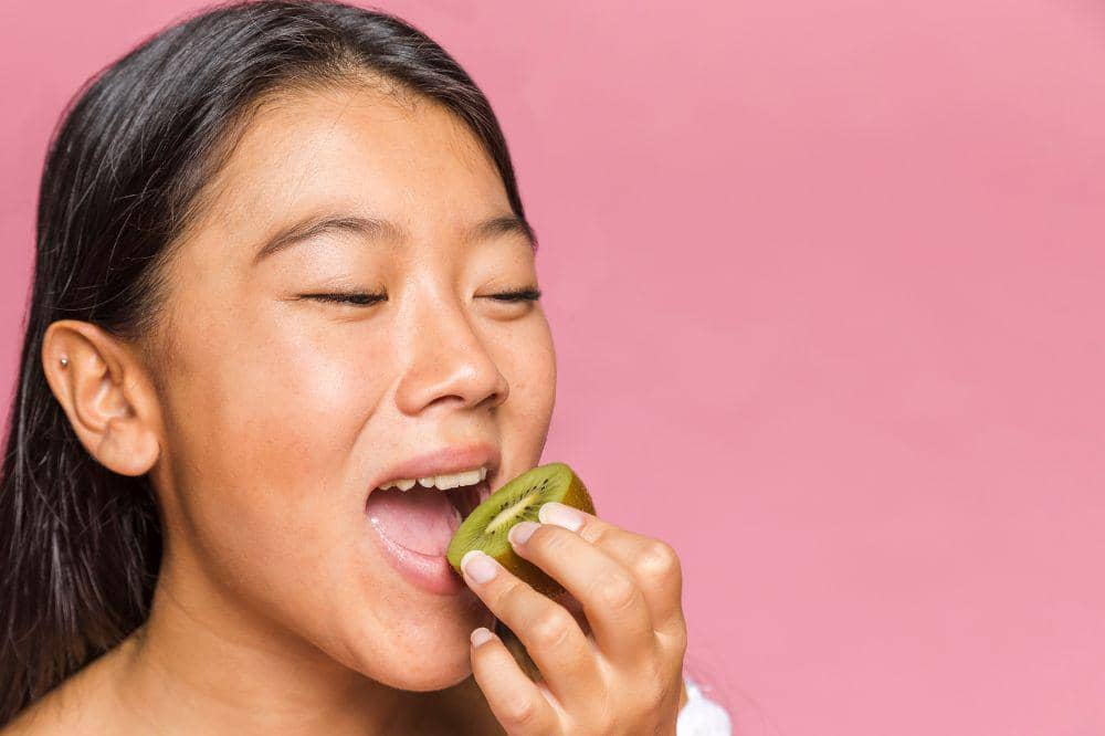 4 Cara Makan Buah Kiwi yang Benar, Bisa Langsung atau Dibuat Resep (3).jpg