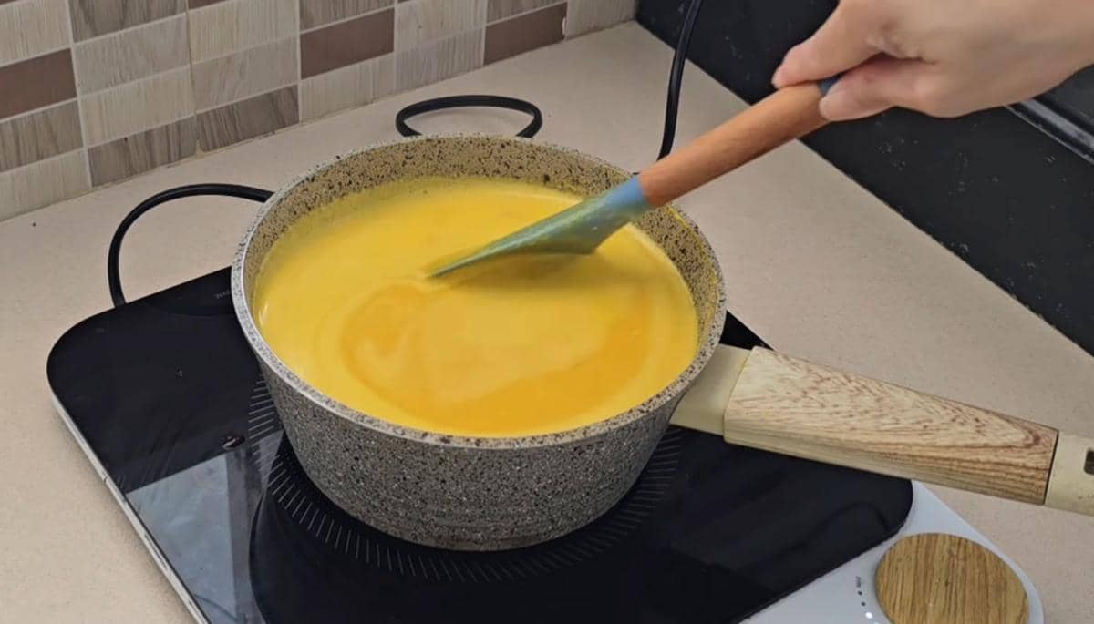 ilustrasi memasak puding labu kuning