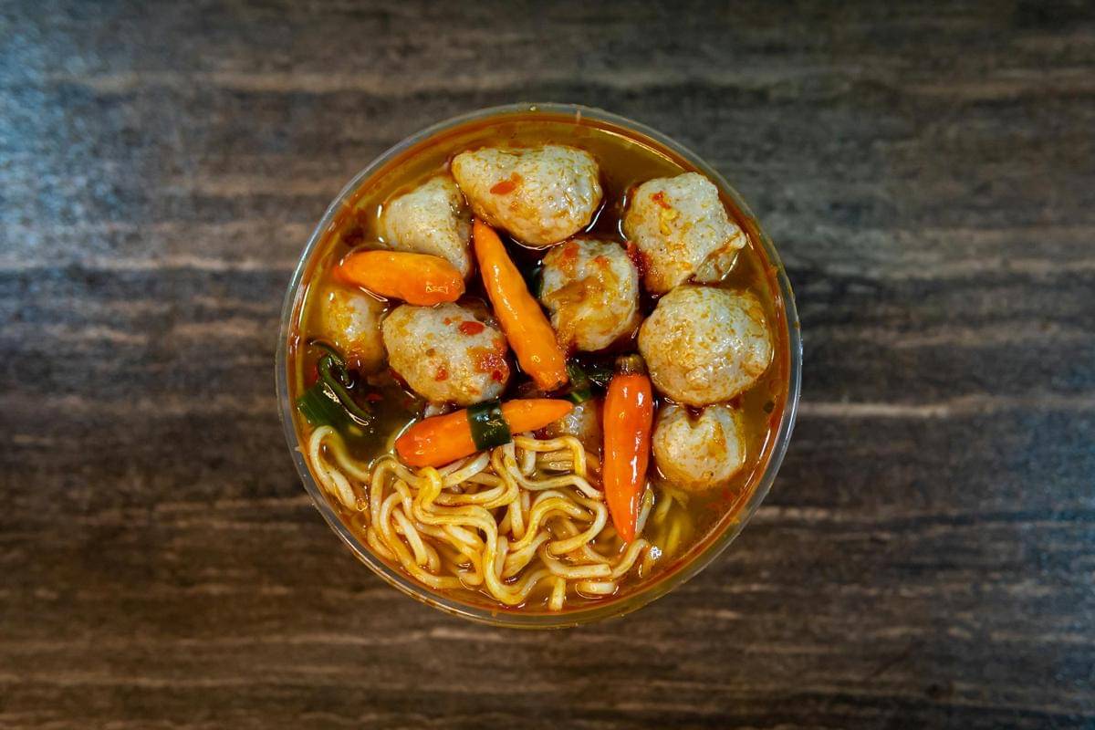 ilustrasi makanan dengan kuah seblak