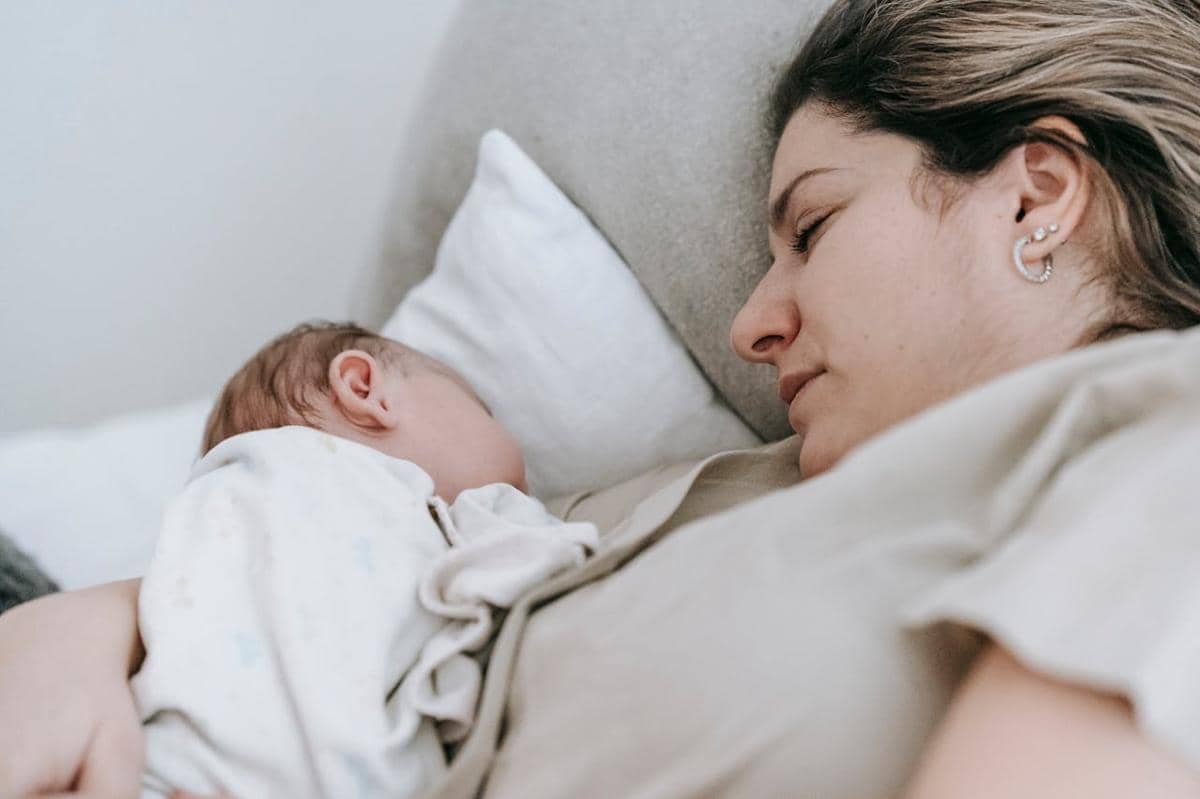 Tetap waspada sampai ibu dan bayi diperiksa tenaga medis