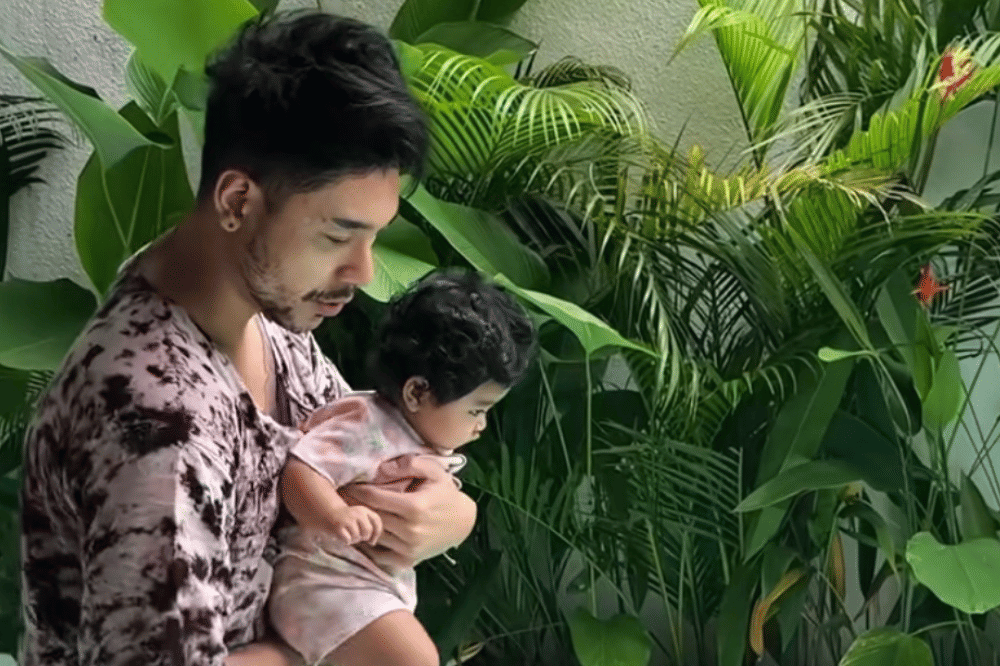 Papa Kris dan Xandraya bermain bersama sebentar dekat kolam