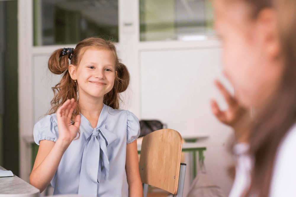 Anak perempuan sedang saling menyapa